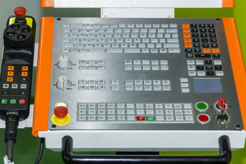 Kontrollbord av den bearbeta med maskin mitten för cnc på seminariet royaltyfri foto Kontrollbord av den bearbeta med maskin mitten för cnc på seminariet royaltyfri foto