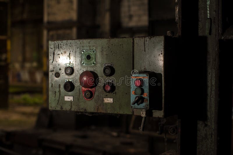 Kontrollbord i övergiven industribyggnad arkivfoto Kontrollbord i övergiven industribyggnad arkivfoto