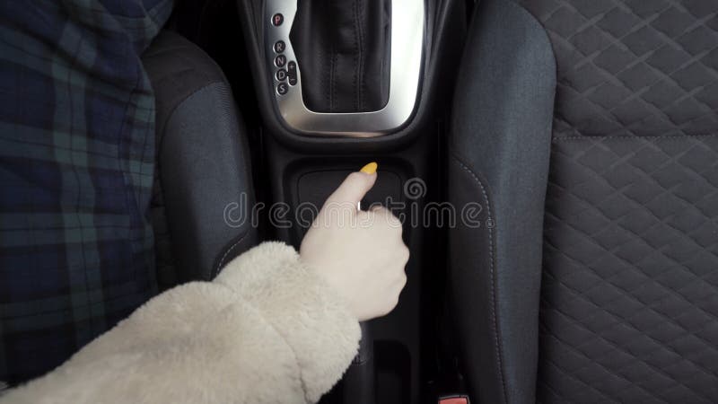 https://thumbs.dreamstime.com/b/kontrolleautomobil-der-fahrerfrau-und-ziehen-die-handbremse-ma%C3%9Fnahmen-abschluss-draufsicht-weiblichen-hand-ausl%C3%B6sen-von-212819904.jpg