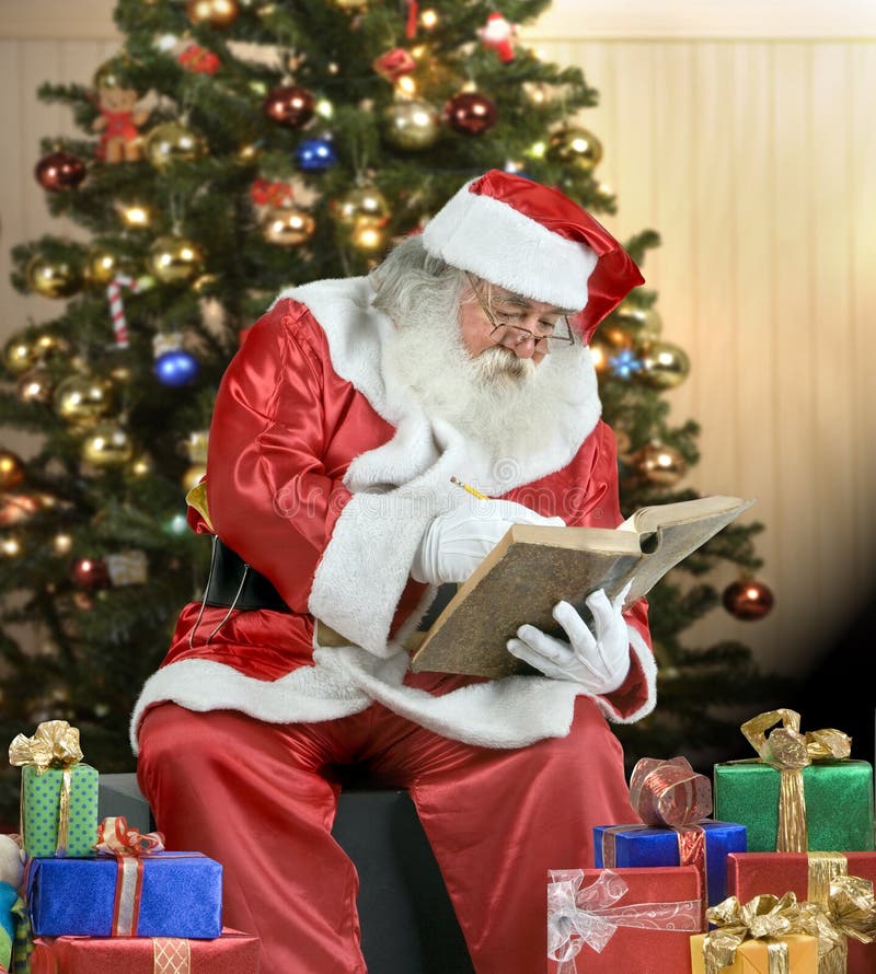 kontrollera claus hans listastående santa arkivfoto kontrollera claus hans listastående santa arkivfoto