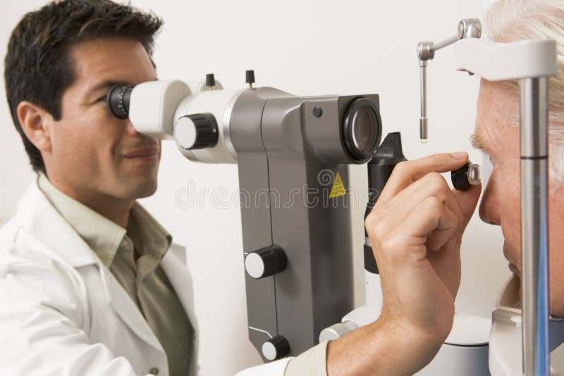 kontrollera doktorn eyes glaucomatålmodig s royaltyfria bilder kontrollera doktorn eyes glaucomatålmodig s royaltyfria bilder