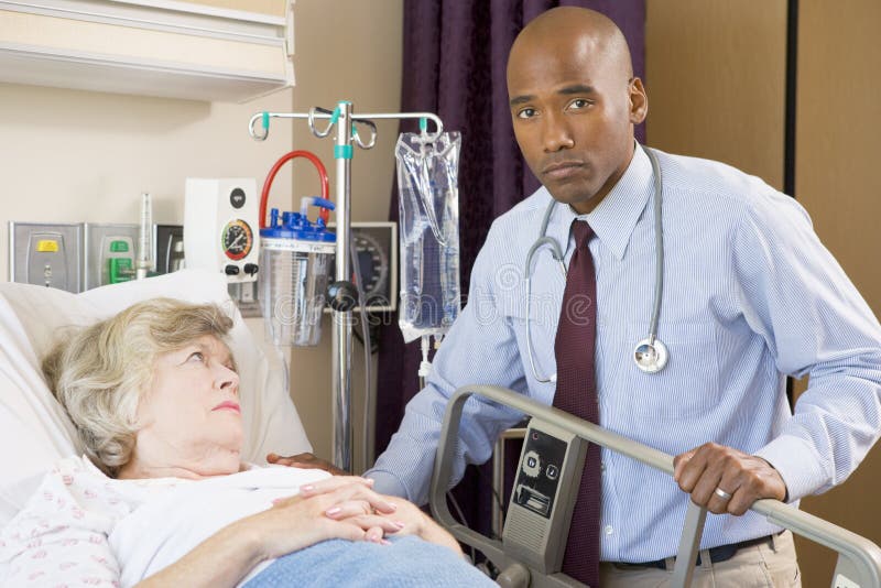 kontrollera doktorn som ser patient allvarligt övre royaltyfri bild kontrollera doktorn som ser patient allvarligt övre royaltyfri bild