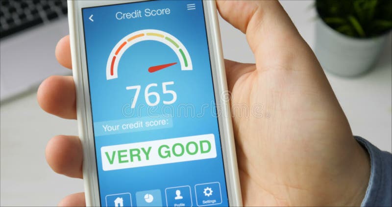 Kontrollera krediteringsställningen på smartphonen genom att använda applikation Resultatet är MYCKET BRA