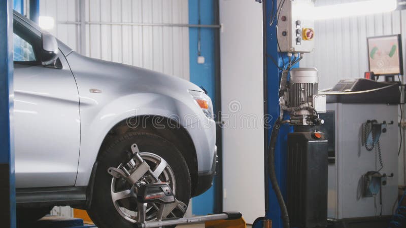 Kontrollera upp hjulet i garagebilservice, slut arkivfoton Kontrollera upp hjulet i garagebilservice, slut arkivfoton