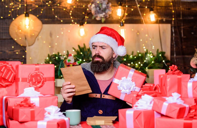 Kontrollerar adress lyckligt nytt år Xmas-gåvor julklappsleverans skäggsman Hälsningar till släktingar vinter royaltyfria foton Kontrollerar adress lyckligt nytt år Xmas-gåvor julklappsleverans skäggsman Hälsningar till släktingar vinter royaltyfria foton