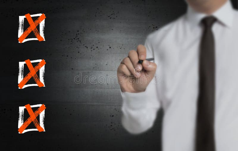 Kontrollistan ?r skriftlig vid aff?rsmannen p? sk?rmen arkivbilder Kontrollistan ?r skriftlig vid aff?rsmannen p? sk?rmen arkivbilder