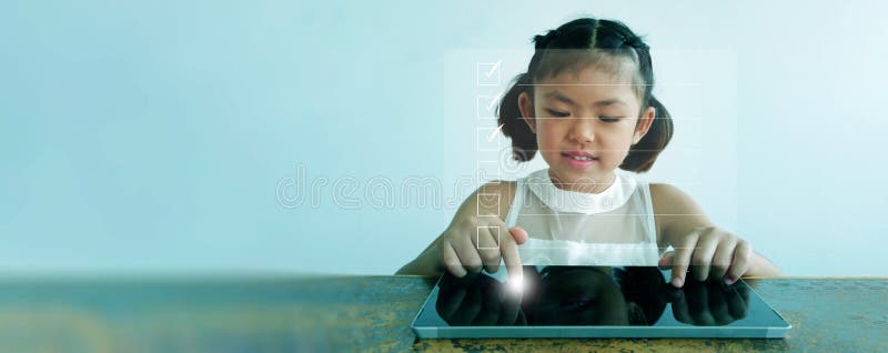 Kontrolllistekoncept. liten flicka som knackar med en tablett som kontrollerar det digitala checklistformuläret. Studie av hemläxo fotografering för bildbyråer