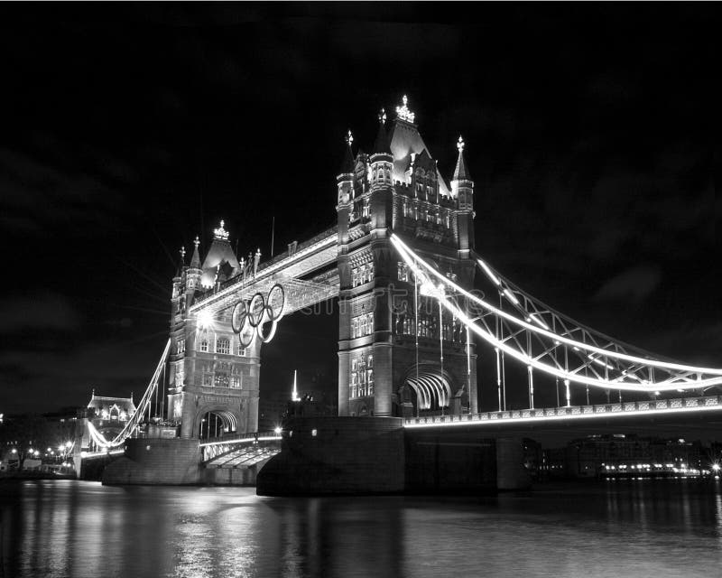 Kontrollturmbrücke und olympische Ringe stockfotografie Kontrollturmbrücke und olympische Ringe stockfotografie