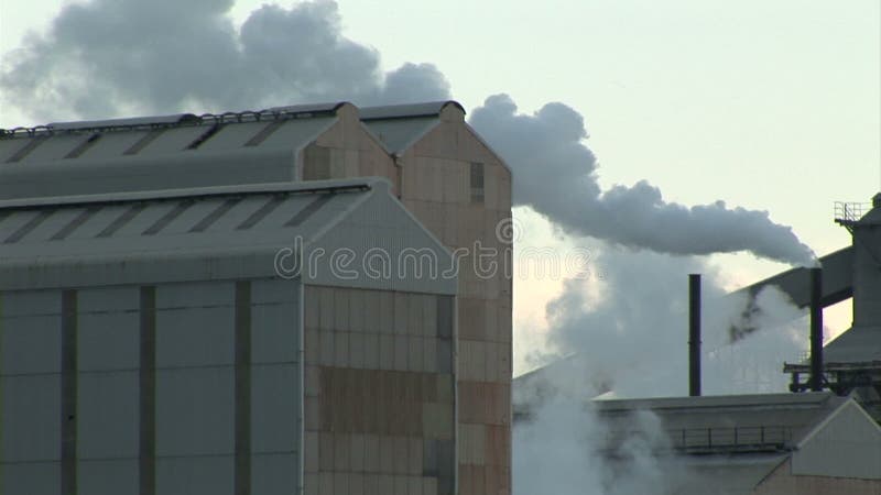 Kontrpara i dym w przemysłowym położeniu