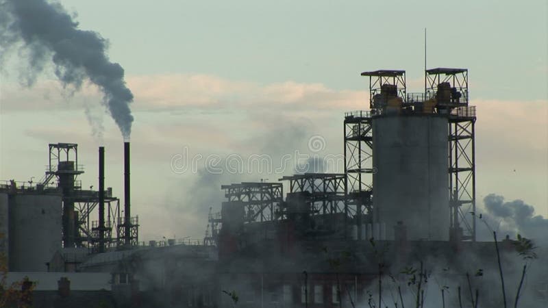 Kontrpara i dym w przemysłowym położeniu