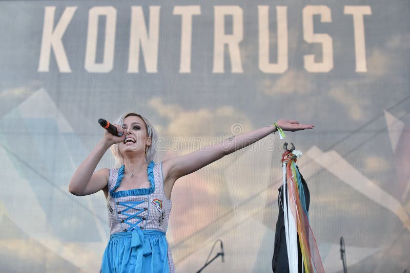 Kontrust imagen editorial. Imagen de artista, canto, gente 96179450
