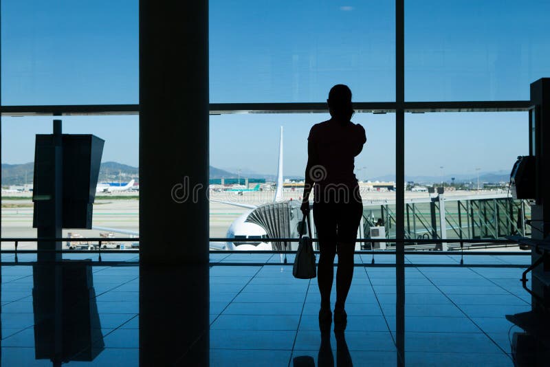 Kontur av kvinnor i flygplatsterminal arkivfoto Kontur av kvinnor i flygplatsterminal arkivfoto