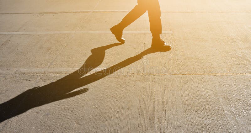 Kontur av mannen som går eller kliver med skugga och solljus royaltyfria foton Kontur av mannen som går eller kliver med skugga och solljus royaltyfria foton