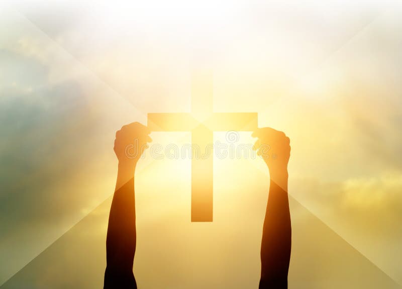 Kontur korset i händer, religionsymbol i ljus och landskap royaltyfri bild Kontur korset i händer, religionsymbol i ljus och landskap royaltyfri bild