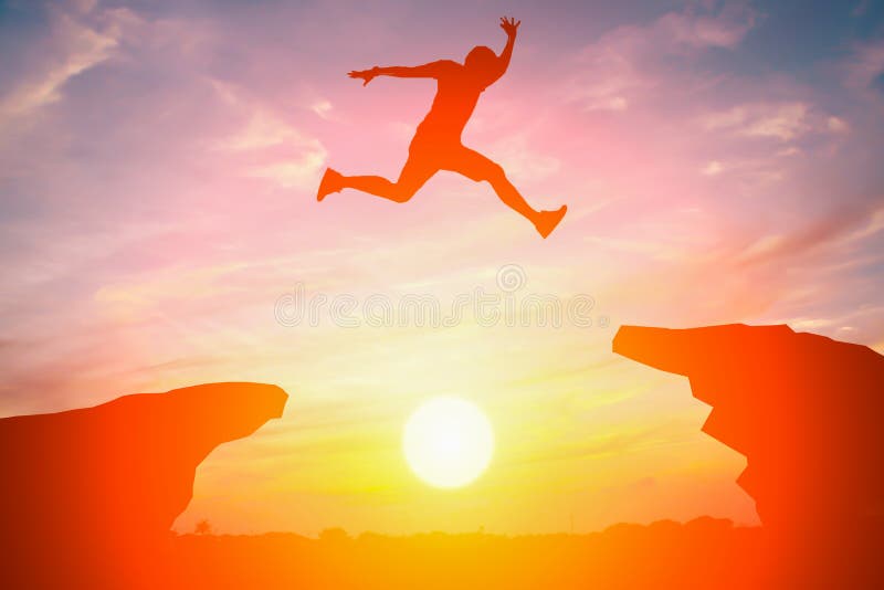 Konturn av mannen hoppar över klippan