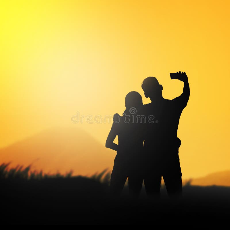 Konturpar gör selfie fotografering för bildbyråer Konturpar gör selfie fotografering för bildbyråer