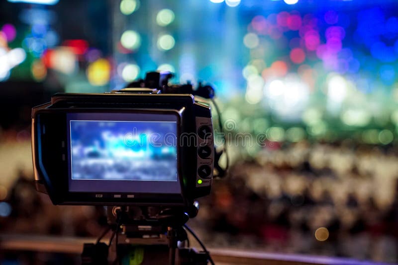Konturvideographer hade antecknats till den gjord suddig och bokehnedräkningkonserten , bangkok, Thailand royaltyfri foto Konturvideographer hade antecknats till den gjord suddig och bokehnedräkningkonserten , bangkok, Thailand royaltyfri foto
