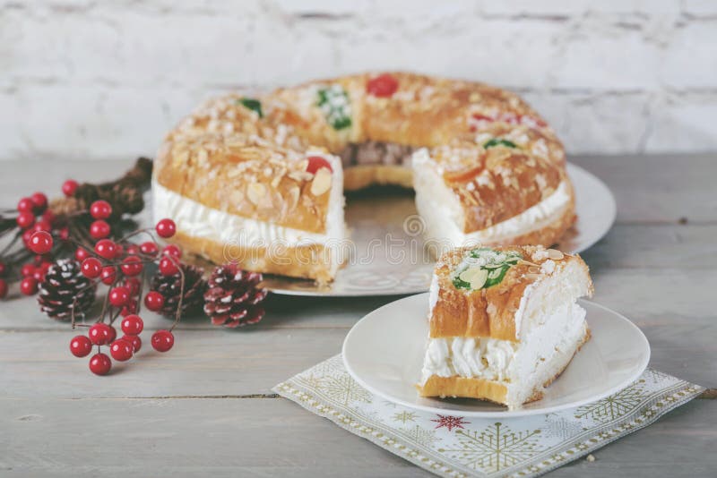 Konungkaka eller Roscon de Reyes arkivbild Konungkaka eller Roscon de Reyes arkivbild