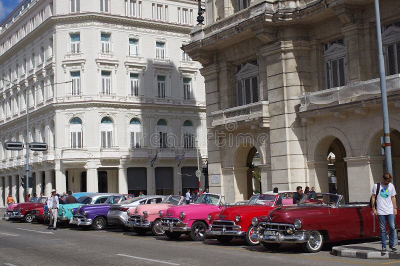 Konvertierbare Weinleseautos parkten in Havana, Kuba lizenzfreie stockfotografie Konvertierbare Weinleseautos parkten in Havana, Kuba lizenzfreie stockfotografie