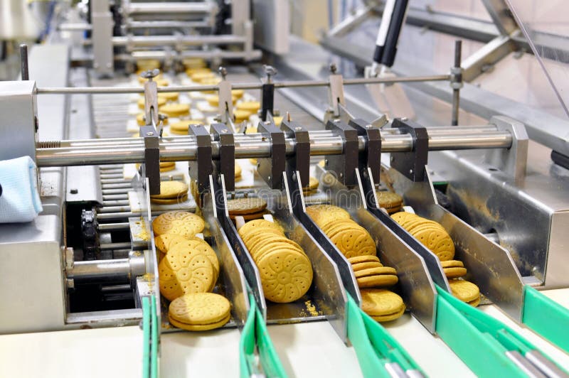 Konwejeru pasek z ciastkami w karmowej fabryce - maszynerii equipm