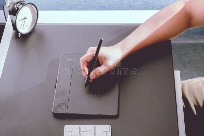 Konzentrieren Sie sich auf den beschäftigten Grafikdesigner, der an Computer durch digitale Stiftmaus, Entstörfilter arbeitet, zu lizenzfreie stockfotografie Konzentrieren Sie sich auf den beschäftigten Grafikdesigner, der an Computer durch digitale Stiftmaus, Entstörfilter arbeitet, zu lizenzfreie stockfotografie