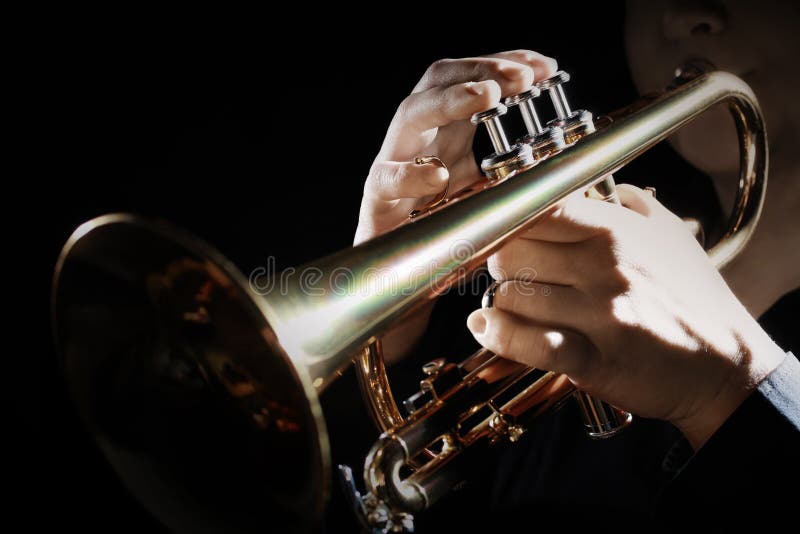 Konzentrieren Sie sich auf den Finger des Saxophonspielers Trompeter, der Jazz spielt