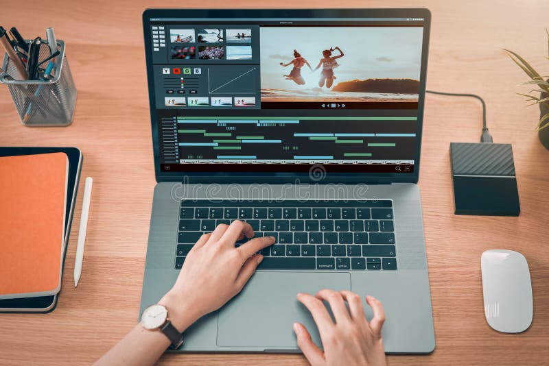 Konzept der einfachen Bedienung von Blogger und Vlogger, Hand mit Laptop auf Video-Editor funktioniert mit Filmmaterial auf Holzt stockfotografie