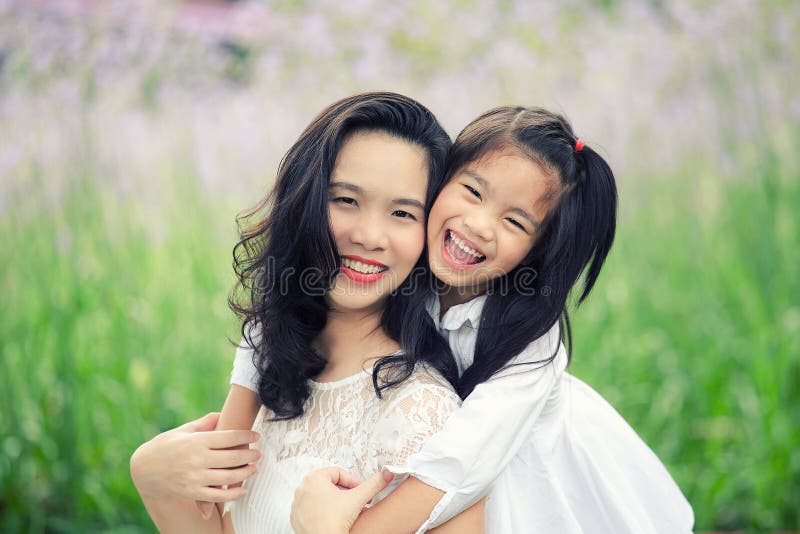 Konzept der Familie Mutter- und Kindertochter draußen im Sommer stockbilder Konzept der Familie Mutter- und Kindertochter draußen im Sommer stockbilder