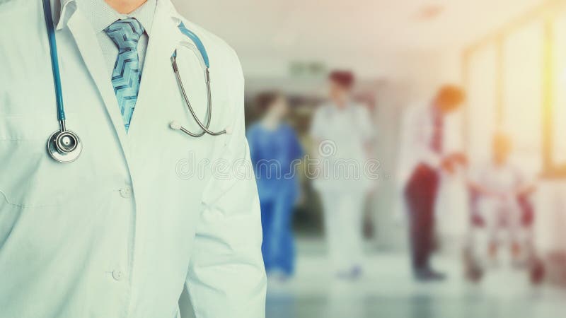Konzept der Gesundheitsversorgung und Medizin Gewissener Facharzt in weißem Mantel mit Stethoskop, Portrait, nicht erkennbare Per