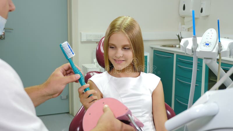 Konzept der Gesundheitsversorgung Zahnarzt zeigt auf Kiefermodell, wie man Zähne mit Zahnbürste reinigt Mundhygiene Zahnhygienin stock footage