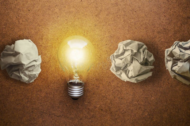 Konzept der großartigen Idee mit zerknitterter Papier- und Glühlampe auf hölzernem lizenzfreies stockfoto Konzept der großartigen Idee mit zerknitterter Papier- und Glühlampe auf hölzernem lizenzfreies stockfoto