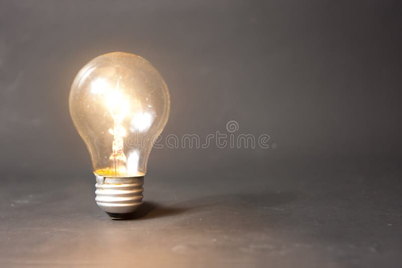 Konzept der hellen Idee mit Glühlampe