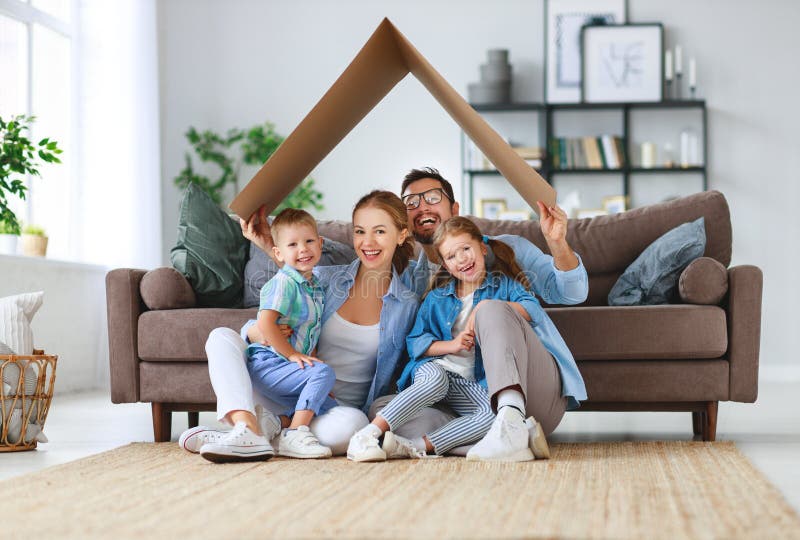 Konzept der Wohnung und der Verlegung glücklicher Familienmuttervater und -kinder mit Dach zu Hause