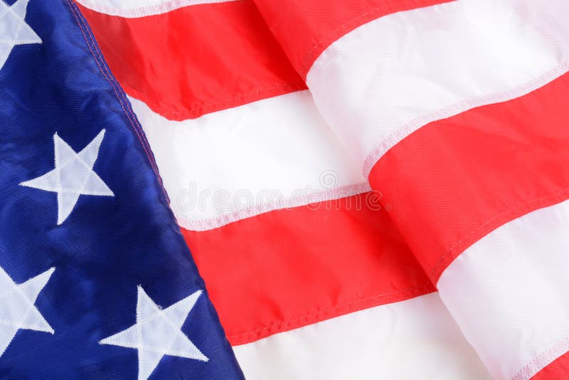 Konzept des amerikanischen Flaggenhintergrunds. Amerikanische Flagge weht im Wind rot-weiß und blau Hintergrund