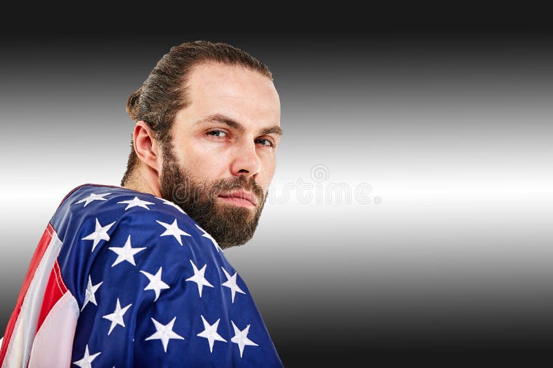 Konzept des amerikanischen Fußballs, Porträt des Spielers des amerikanischen Fußballs mit amerikanischer Flagge auf schwarzem Hin stockfotografie Konzept des amerikanischen Fußballs, Porträt des Spielers des amerikanischen Fußballs mit amerikanischer Flagge auf schwarzem Hin stockfotografie
