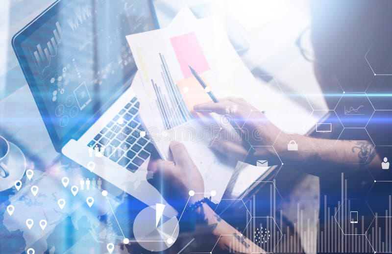 Konzept des digitalen Schirmes, Ikone der logischen Verbindung, Diagramm, Diagrammschnittstelle Erwachsener tätowierter Mitarbeit lizenzfreie stockfotos Konzept des digitalen Schirmes, Ikone der logischen Verbindung, Diagramm, Diagrammschnittstelle Erwachsener tätowierter Mitarbeit lizenzfreie stockfotos
