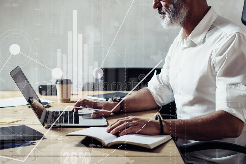 Konzept des digitalen Schirmes mit globaler virtueller Ikone, Diagramm, Diagramm schließt an Erwachsener bärtiger Geschäftsmann, lizenzfreie stockbilder Konzept des digitalen Schirmes mit globaler virtueller Ikone, Diagramm, Diagramm schließt an Erwachsener bärtiger Geschäftsmann, lizenzfreie stockbilder