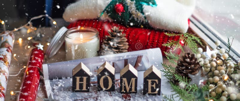 Konzept des Hauses und des Komforts Warme Strickjacke des Weihnachtsdekors, Kerzen, Weihnachtsbaum Worthaus Winterstimmung, gemüt