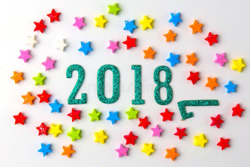 Konzept des neuen Jahres 2018 Gruppe des Geschäftsmannes und die Geschäftsfrauminiaturzahlen, die auf 2 0 1 8 sitzen, nummerieren lizenzfreie stockfotos Konzept des neuen Jahres 2018 Gruppe des Geschäftsmannes und die Geschäftsfrauminiaturzahlen, die auf 2 0 1 8 sitzen, nummerieren lizenzfreie stockfotos