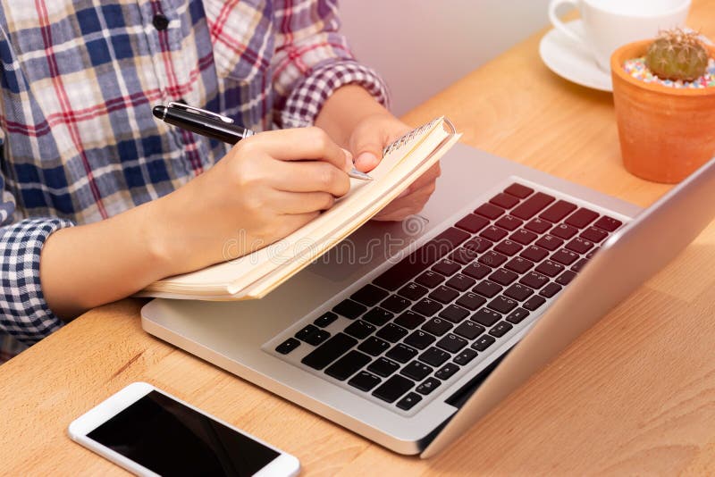 Konzept des Online-Lernkurses. Schüler, die einen Laptop für die Online-Schulung und den Schreibvortrag in einem Notebook verwen Konzept des Online-Lernkurses. Schüler, die einen Laptop für die Online-Schulung und den Schreibvortrag in einem Notebook verwen