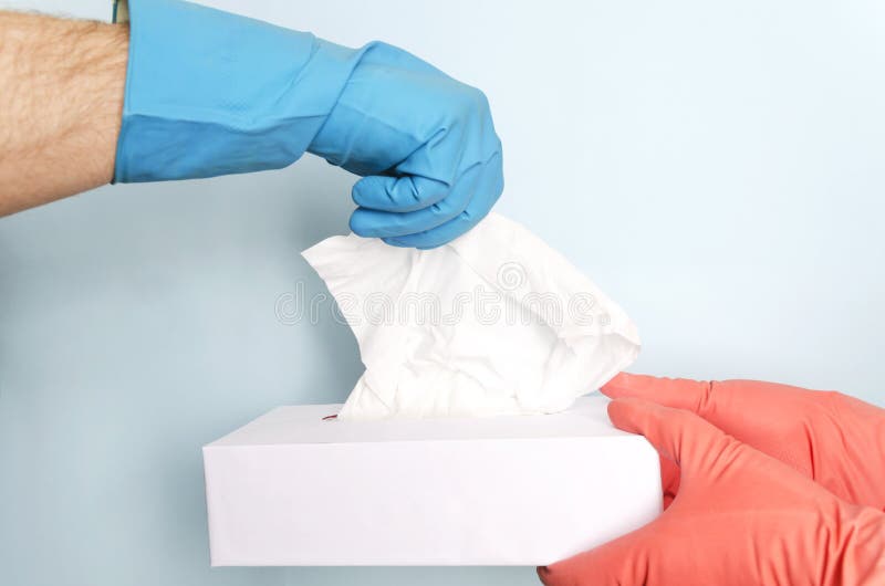 Konzept des Reinigungsservices Reinigungsmann und Frau, die Papiergewebe verwendet, um Staub abzuwischen lizenzfreies stockfoto Konzept des Reinigungsservices Reinigungsmann und Frau, die Papiergewebe verwendet, um Staub abzuwischen lizenzfreies stockfoto