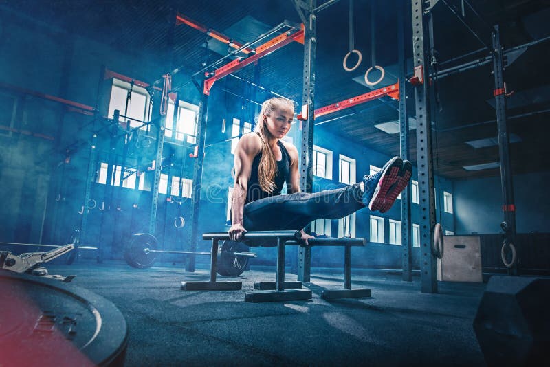 Konzept: Energie, Stärke, gesunder Lebensstil, Sport Starke attraktive muskulöse Frau an CrossFit-Turnhalle lizenzfreie stockfotografie Konzept: Energie, Stärke, gesunder Lebensstil, Sport Starke attraktive muskulöse Frau an CrossFit-Turnhalle lizenzfreie stockfotografie