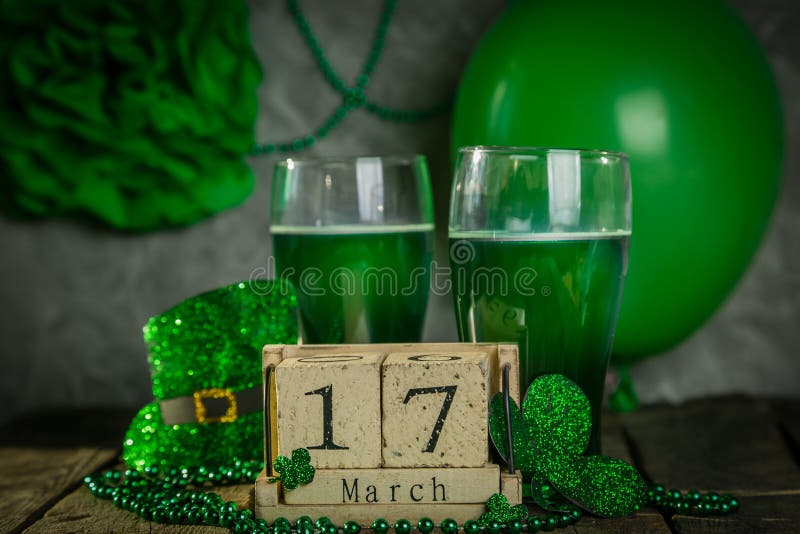 Konzept St. Patricks Tages- grünes Bier und Symbole