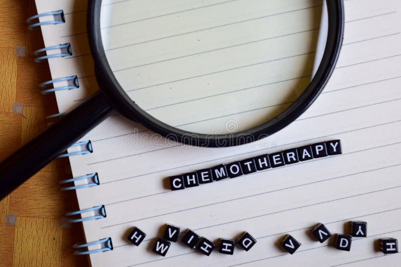Konzept von Chemotheraphy-Wort auf hölzernen Würfeln mit Büchern im Hintergrund stockbilder Konzept von Chemotheraphy-Wort auf hölzernen Würfeln mit Büchern im Hintergrund stockbilder