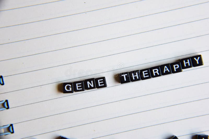 Konzept von Gene Theraphy-Wort auf hölzernen Würfeln mit Büchern im Hintergrund lizenzfreie stockfotos Konzept von Gene Theraphy-Wort auf hölzernen Würfeln mit Büchern im Hintergrund lizenzfreie stockfotos