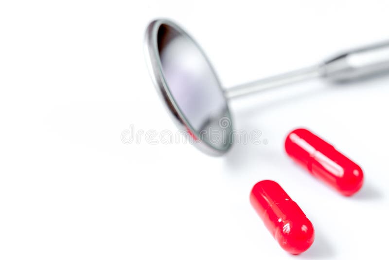 Konzeptzahnschmerz - Zahnarztwerkzeuge, Tablette am weißen Hintergrund lizenzfreie stockfotografie