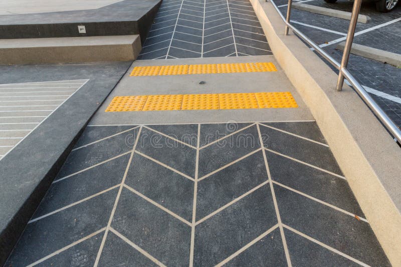 Konzertbahnsteig mit Geländer aus nicht rostendem Stahl mit Behindertenschild für Rollstuhlfahrer stockbilder Konzertbahnsteig mit Geländer aus nicht rostendem Stahl mit Behindertenschild für Rollstuhlfahrer stockbilder