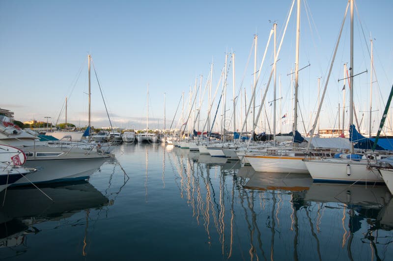 Kooi d'Azur jachthaven royalty-vrije stock afbeeldingen Kooi d'Azur jachthaven royalty-vrije stock afbeeldingen