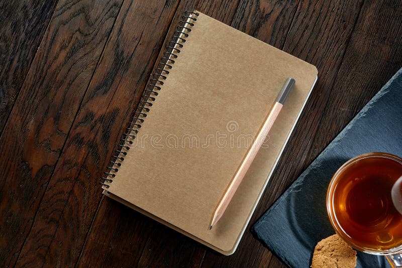 Kop thee met koekjes, werkboek en een potlood op een houten achtergrond, hoogste mening royalty-vrije stock foto's Kop thee met koekjes, werkboek en een potlood op een houten achtergrond, hoogste mening royalty-vrije stock foto's