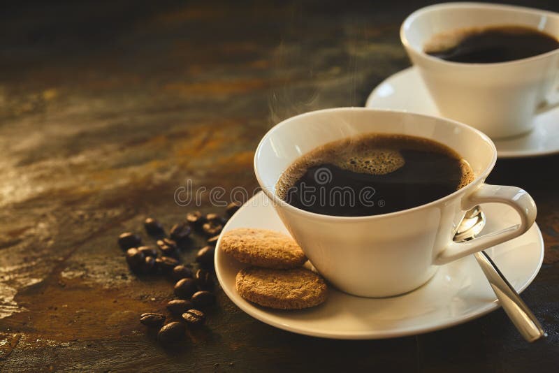 Kop van aromatische verse hete stomende espresso royalty-vrije stock afbeeldingen